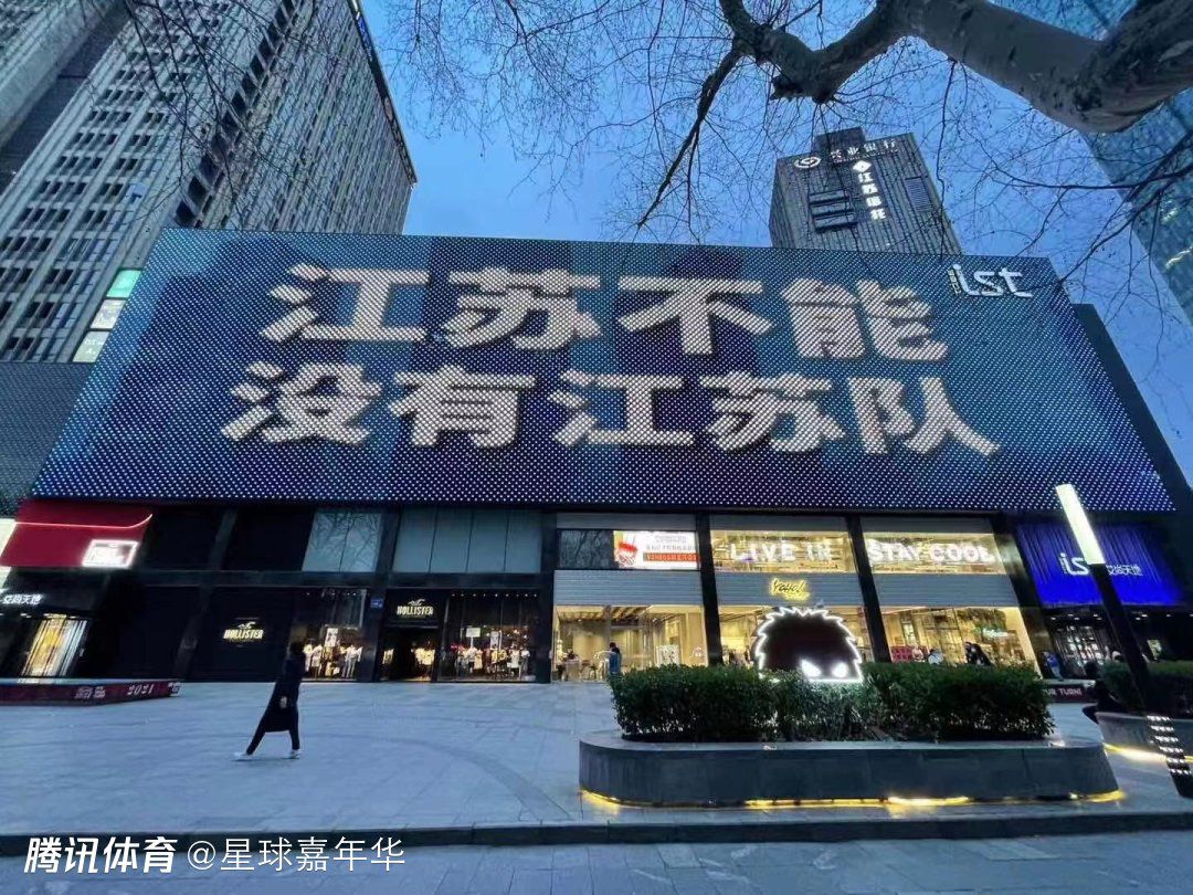 随着;孩子还小、;人都没了等预告接连曝光，电影《来都来了》热度一路飙升，电影相关话题频频登上各大平台热搜，目前已跻身票务平台一周内地想看榜前三位